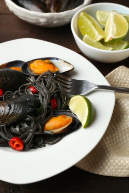 Pişmiş makarna, midye ve kireç