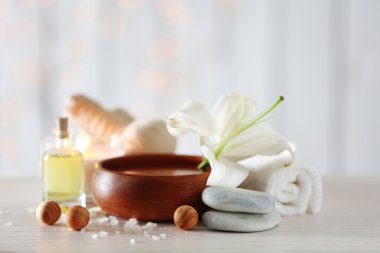 Kaplıca tedavisi ahşap masa üzerinde güzel kompozisyon