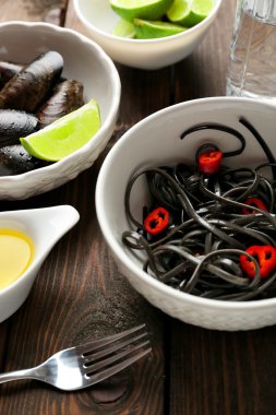 Makarna, midye ve kireç kahverengi ahşap zemin üzerine pişmiş