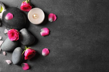 Spa kompozisyon mumlar, taş ve çiçek