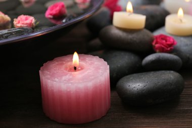 Çiçekler, mumlar ve taşlar Spa bileşimi