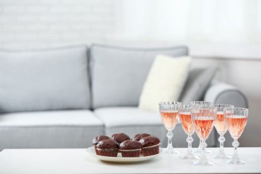 Evde yiyecek ve içecekler ile tablo