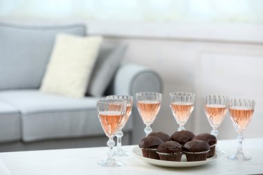 Evde yiyecek ve içecekler ile tablo