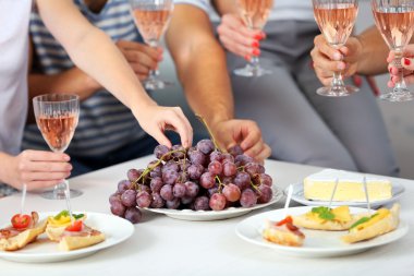 Arkadaş grubu gözlük şarap ve aperatifler
