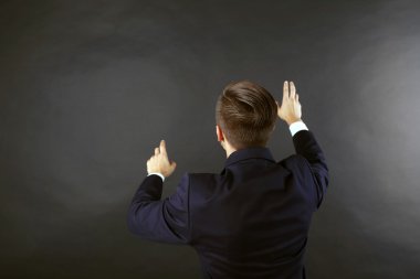 Lacivert takım elbise işaret eden adam