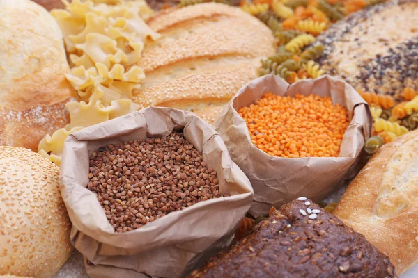 Pane misto, maccheroni e cereali fondo, primo piano — Foto Stock