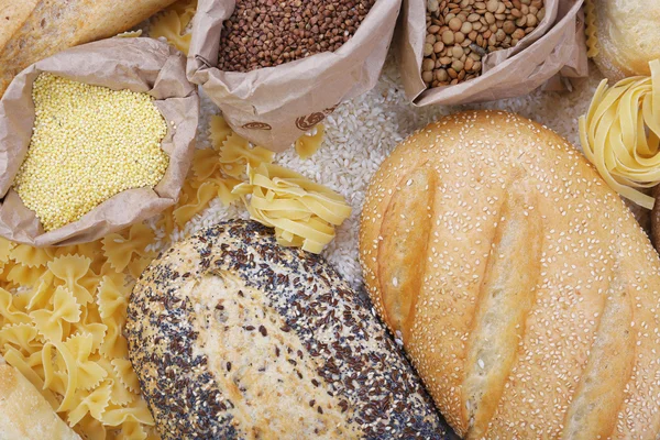 Змішані хліби, макарони і зерна фон, крупним планом — стокове фото