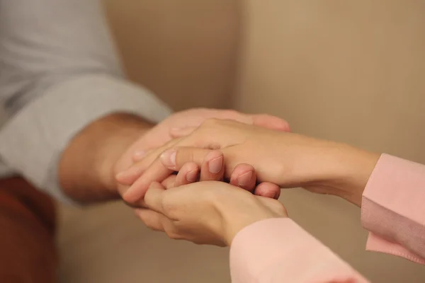 Koncepcja wsparcia - mężczyzna i kobieta trzymając się za ręce w pokoju — Zdjęcie stockowe