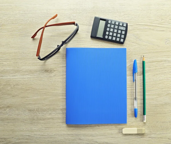 Werkplek - briefpapier op grijze houten achtergrond — Stockfoto