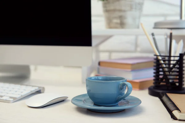 Tazza di tè blu sul tavolo moderno — Foto Stock