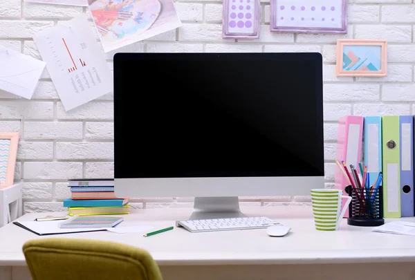 Moderner Arbeitsplatz mit Computer auf dem Tisch, Nahaufnahme — Stockfoto