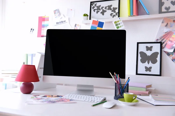 Moderner Computer auf dem Tisch im dekorierten Raum — Stockfoto