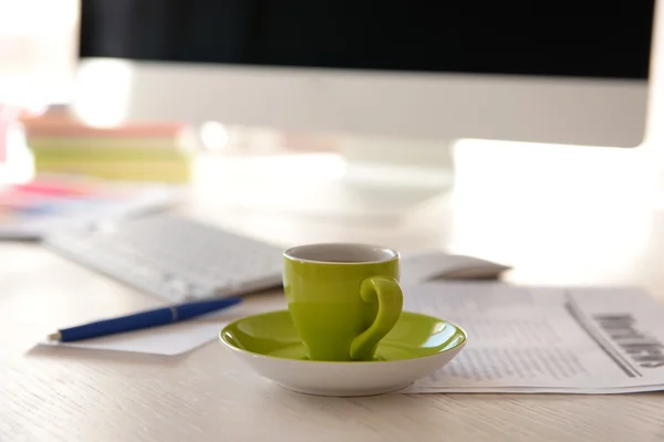 Taza verde de café en la mesa moderna —  Fotos de Stock