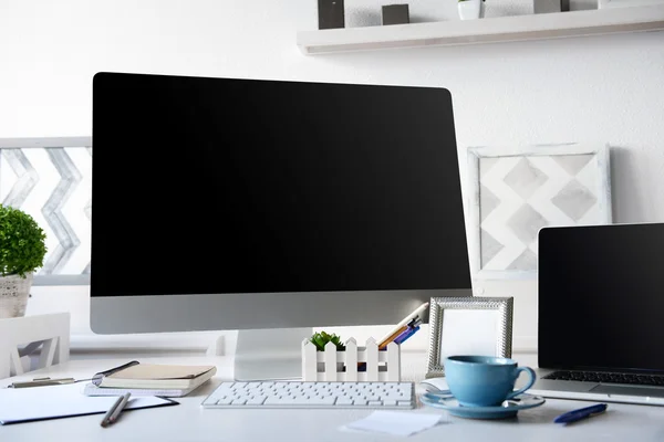 Werkplek met computer en laptop op de tafel — Stockfoto