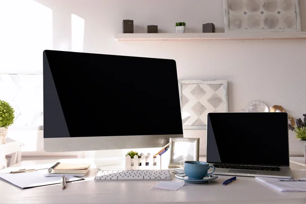 Lugar de trabajo con ordenador y portátil en la mesa — Foto de Stock