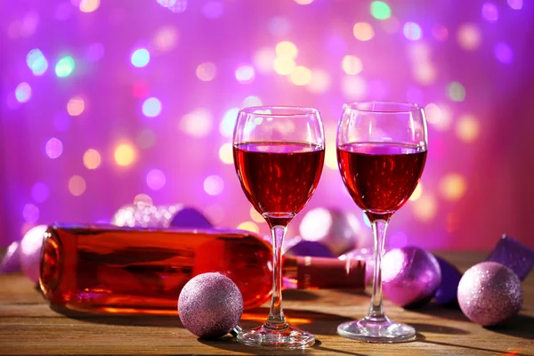 Parlak arka plan üzerinde şarap ve Noel dekorasyon — Stok fotoğraf