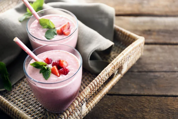 Verse aardbeien yoghurt in rieten-lade op houten achtergrond — Stockfoto