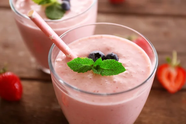 Yogur de fresa fresca con bayas sobre fondo de madera —  Fotos de Stock