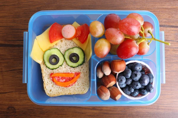 Sanduíche criativo com frutas — Fotografia de Stock