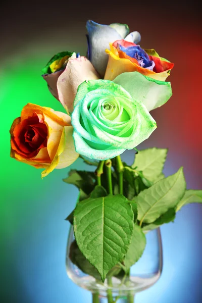 Bellissimo bouquet di rose dipinte su sfondo colorato, primo piano — Foto Stock