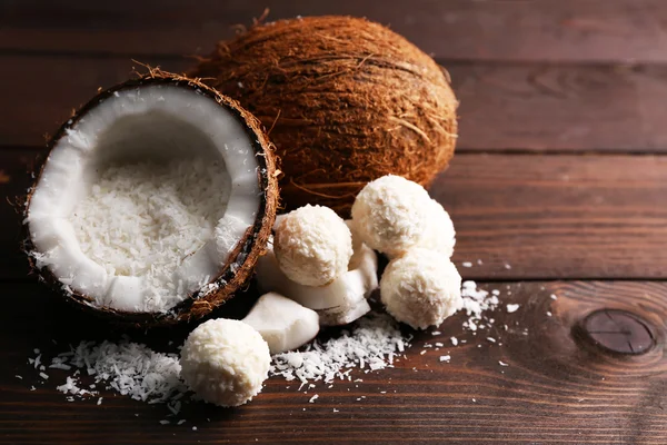 Snoepjes in kokosnoot vlokken en verse kokosnoot — Stockfoto