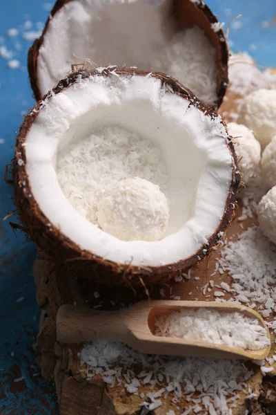 Bonbons in Kokosflocken und frischen Kokosnüssen — Stockfoto
