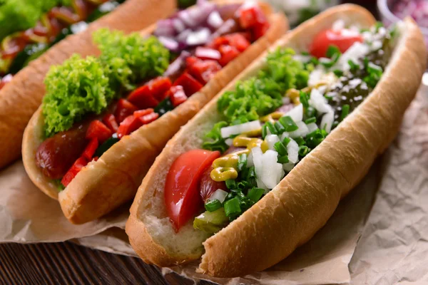 Perros calientes y verduras en papel artesanal —  Fotos de Stock