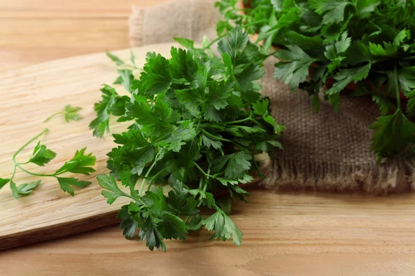 Fresh parsley on cutting board — Stock Photo, Image