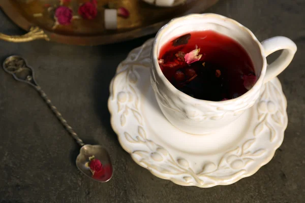 Taza de té de rosa con azúcar en la mesa de madera — Foto de Stock