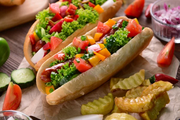 Hot dogs et légumes sur papier artisanal gros plan — Photo