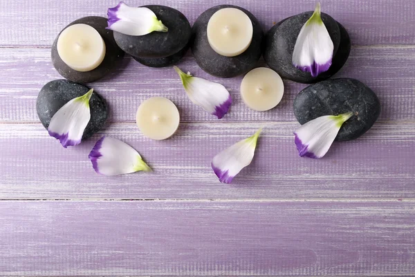 Spa samenstelling van kaarsen, bloemblaadjes en stenen — Stockfoto