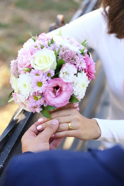 Bruid en bruidegom houden bruiloft boeket — Stockfoto