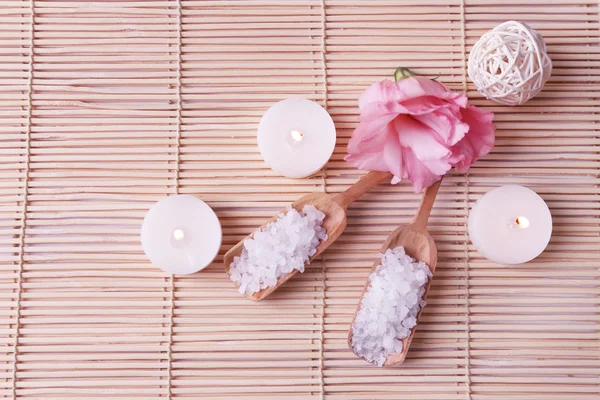 Candele, sapone, sale marino e fiori — Foto Stock