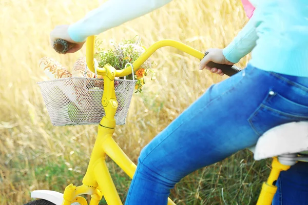 Ung kvinna köra cykel — Stockfoto