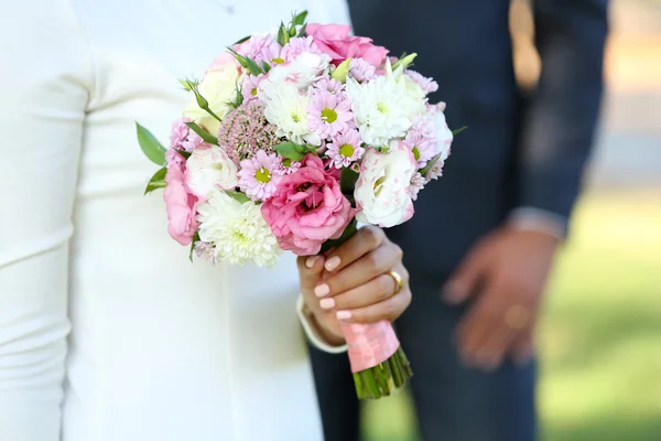 Menyasszony és a vőlegény esküvői csokor — Stock Fotó