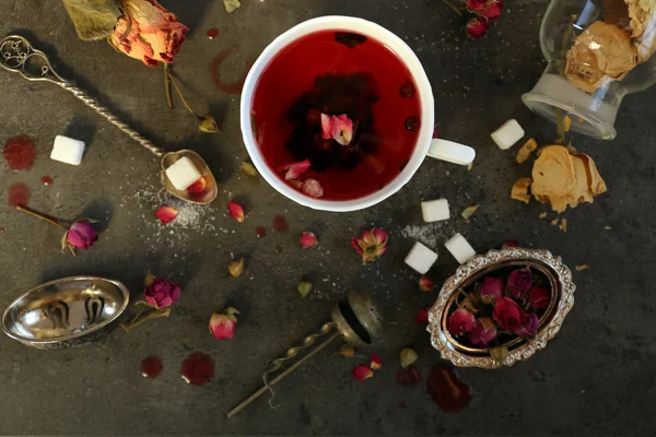 杯玫瑰花茶，糖木制的桌子上 — 图库照片