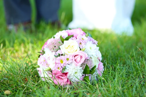 Ramo de boda sobre hierba — Foto de Stock