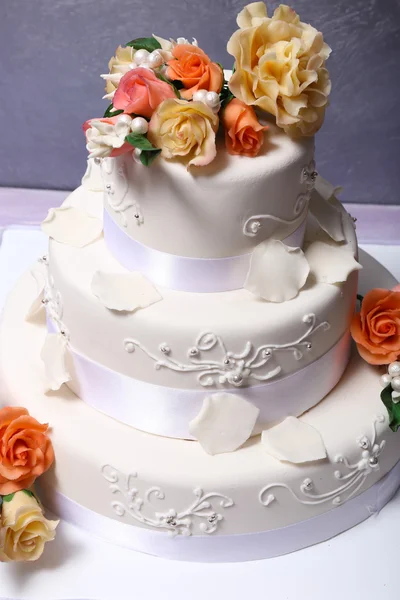 White wedding cake decorated with flowers — Stock Photo, Image