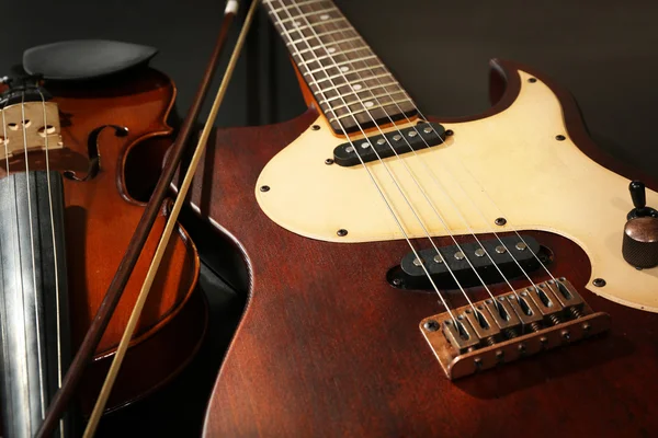 Guitarra eléctrica y violín — Foto de Stock