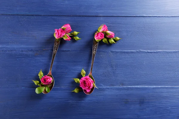 Kreativní hudební poznámky z květin a lžíce na modré dřevěné pozadí — Stock fotografie