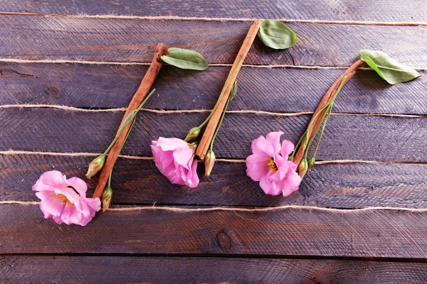 Notas musicales creativas hechas de flores sobre fondo de madera —  Fotos de Stock