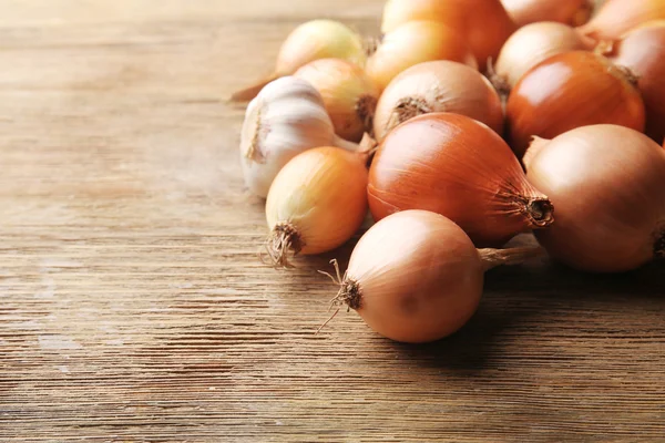 Zwiebel auf hölzernem Hintergrund — Stockfoto