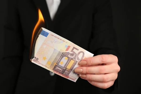 女人燃烧欧元纸币特写 — 图库照片