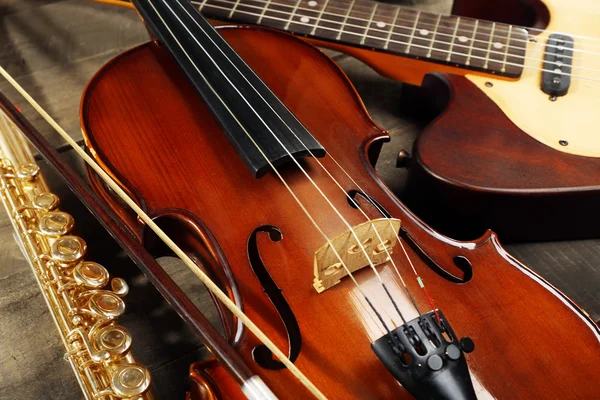 Guitarra elétrica, flauta e violino, close-up — Fotografia de Stock