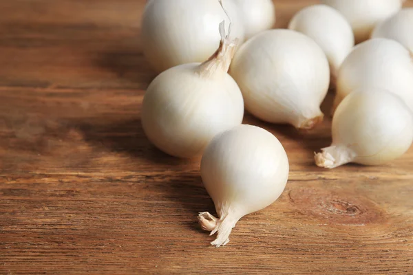 Weiße Zwiebel auf Holzhintergrund — Stockfoto