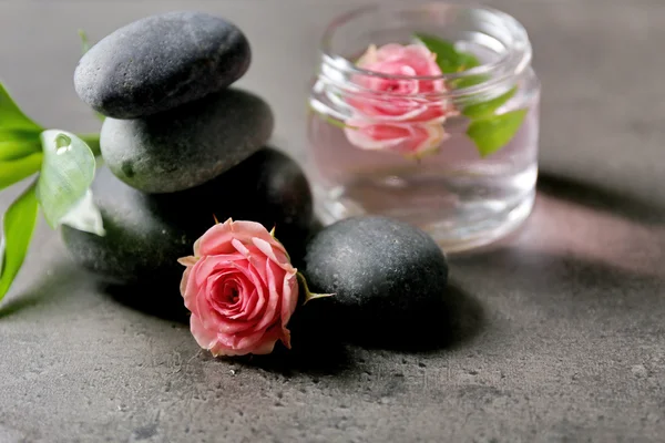 Composición spa de piedras y flores — Foto de Stock