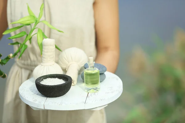 Frauenhände mit Tablett mit Wellness-Produkten — Stockfoto