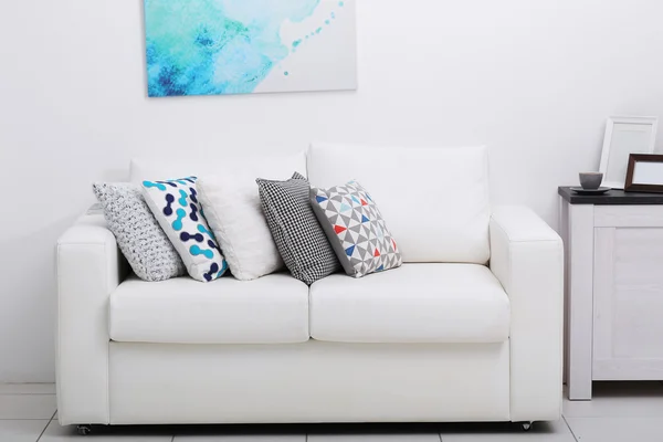 Sofa mit bunten Kissen — Stockfoto