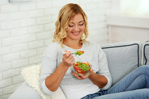 Schöne Frau mit Salat — Stockfoto