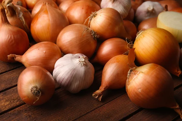 Frische Zwiebeln mit Knoblauch — Stockfoto